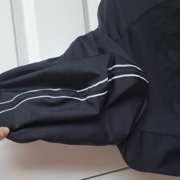 Nike Athletic Top With Hood and Quarter Length Sleeves in Size Small EUC - Picture 9 of 14